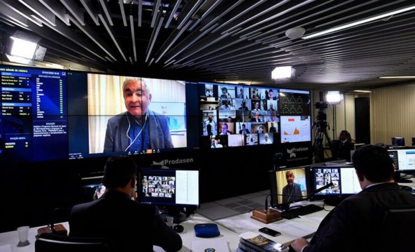 Senadores devem votar projeto de lei das fake news