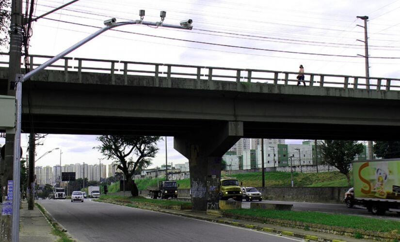 Câmeras instaladas ao lado do viaduto do Parque Pinheiro; todos os veículos que entrarem em Taboão serão rastreados e o seu caminho na cidade monitorado