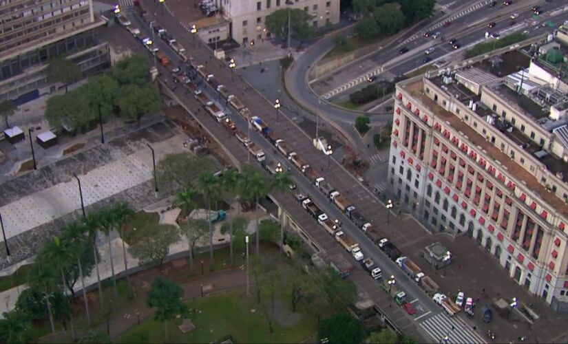 Caminhoneiros protestaram no Viaduto do Chá, em frente à Prefeitura de São Paulo