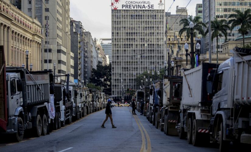 Caminhoneiros protestaram no Viaduto do Chá, em frente à Prefeitura de São Paulo, nesta segunda