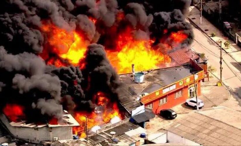 Segundo o Corpo de Bombeiros, o imóvel começou a pegar fogo por volta das 12h15