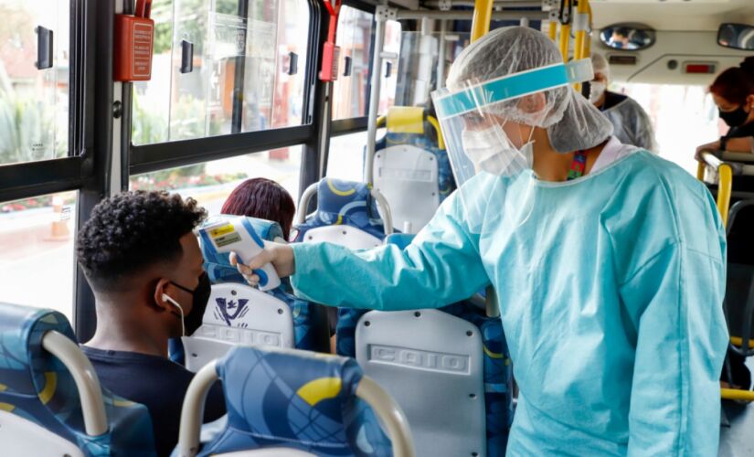 Passageiros de ônibus da cidade têm a temperatura aferida e se houver alteração é realizado o teste contra o coronavírus