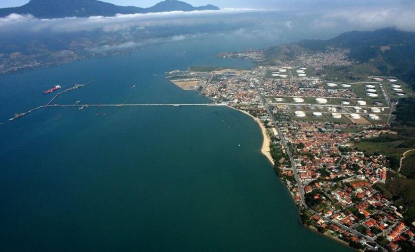 Imagem aérea do Tebar, maior terminal de petróleo, localizado em São Sebastião