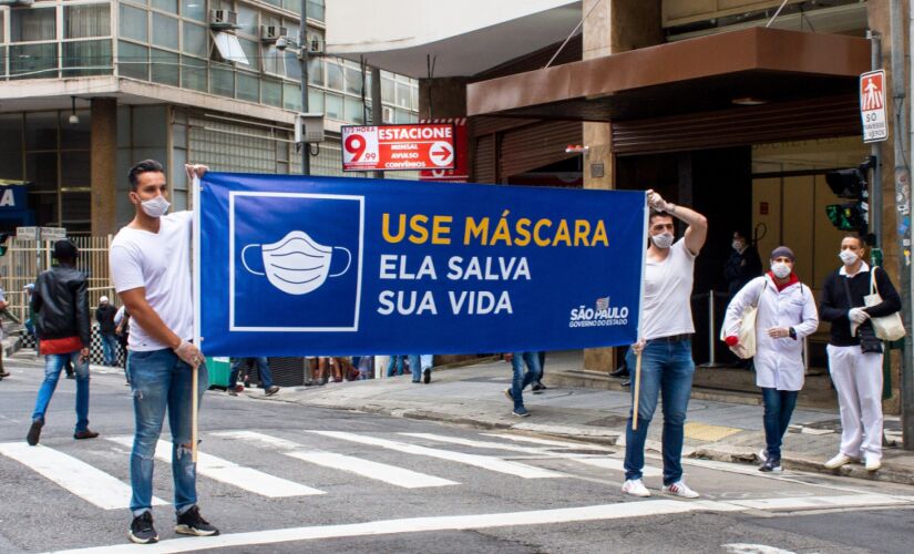 Agentes do governo de S&atilde;o Paulo fazem blitz de conscientiza&ccedil;&atilde;o e verifica&ccedil;&atilde;o do uso de m&aacute;scaras na Capital