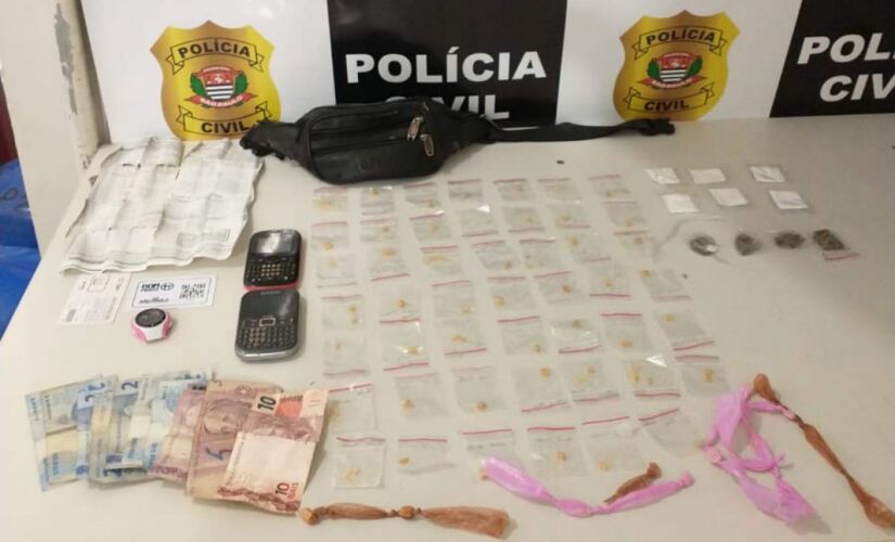 Com o suspeito foram apreendidos três pinos de cocaína, porções de maconha e 58 pedras de crack 