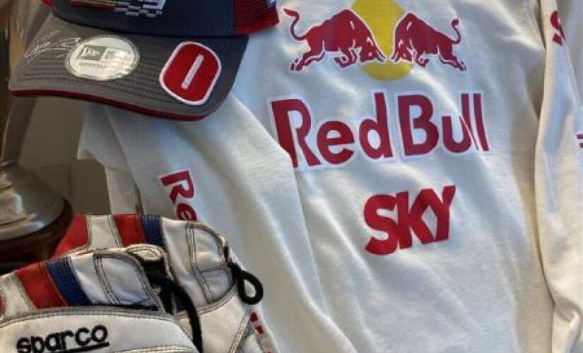 Cacá montou um kit de corrida composto por um boné Red Bull Racing, um par de sapatilhas Sparco e uma camisa antichama