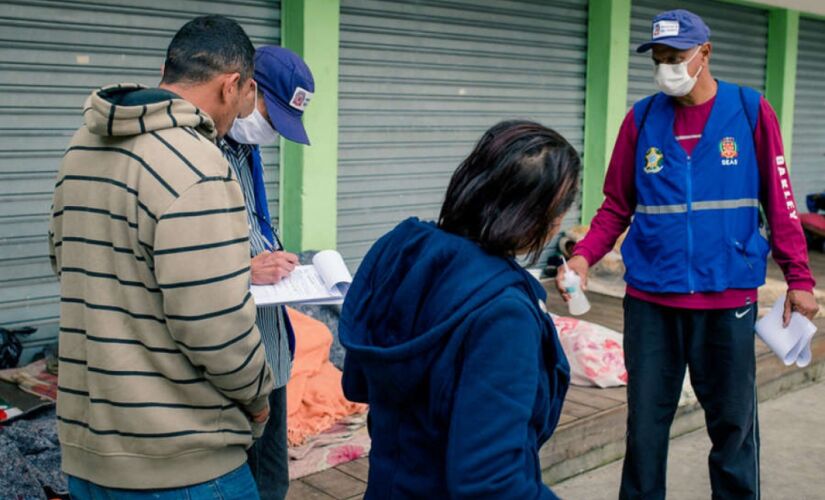 Cartão permite a alimentação durante o período de isolamento social; 100 pessoas em situação de rua já têm acesso ao benefício