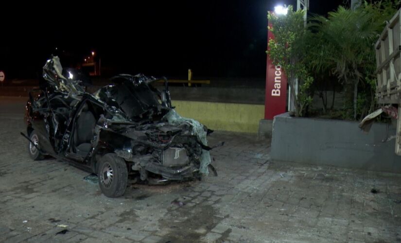 O veículo ficou todo retorcido e com os vidros quebrados após acidente em Guarulhos 