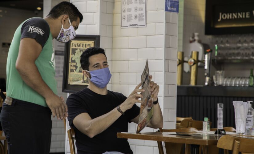 Bares, restaurantes e salões de beleza de São Paulo abriram as portas em São Paulo nesta segunda