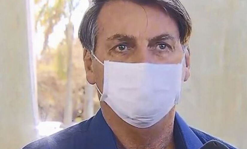 Jair Bolsonaro nesta terça-feira  em entrevista a jornalistas de televisão, no Palácio da Alvorada