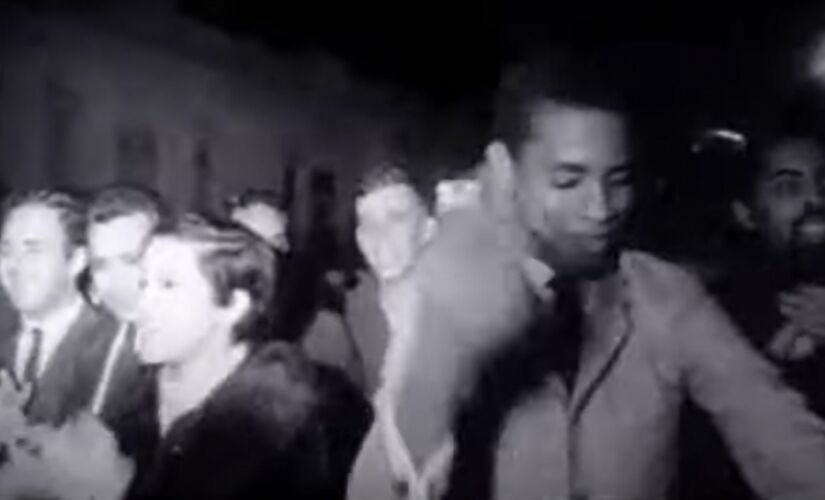 Elis Regina, Jair Rodrigues e Gilberto Gil durante a marcha contra a guitarra elétrica, no centro da Capital