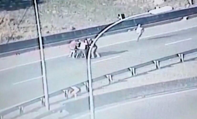 Imagens de uma câmera de segurança mostram um grupo de seis criminosos abordando um motociclista