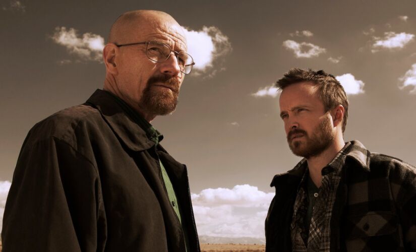 Série norte-americana Breaking Bad, com transmissão original entre 2008 e 2013; oficial virtual ocorre em agosto