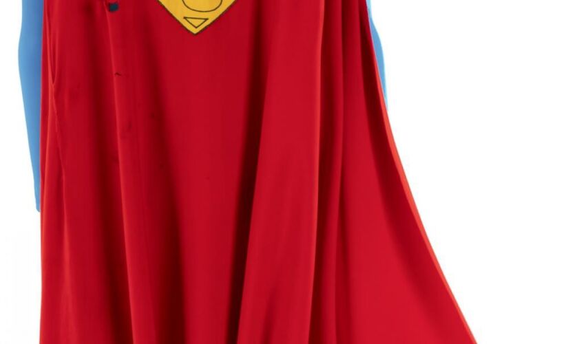 Acessório foi utilizado por Christopher Reeve e possui buracos por onde passavam os fios que prendiam o ator nas cenas de voo