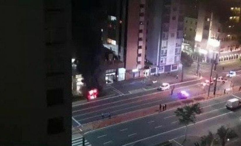 Moradores publicaram vídeos do fogo saindo do duto de ventilação da estação