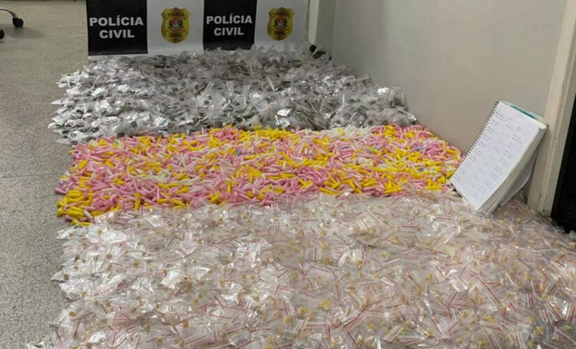 Com os suspeitos foram apreendidos 3.641 pinos de cocaína, 3.578 unidades de maconha e 2.500 pedras de crack