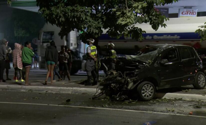 Carro bateu em uma árvore do canteiro central da avenida Marechal Tito