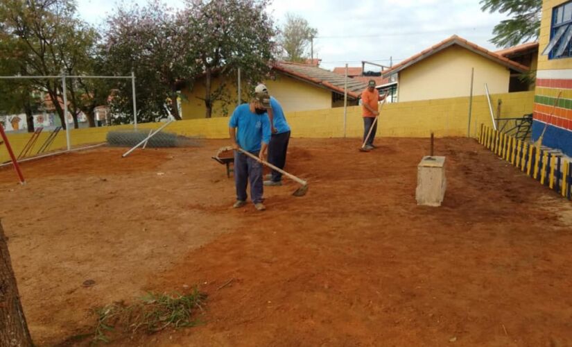  Prefeitura iniciou a colocação de grama para os alunos da unidade