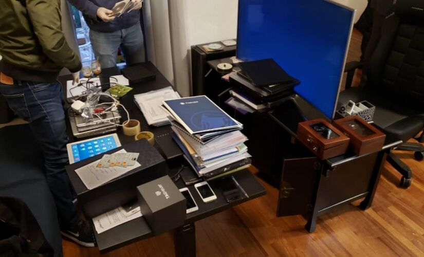 Celulares, computadores, HDs, documentos e dinheiro foram apreendidos