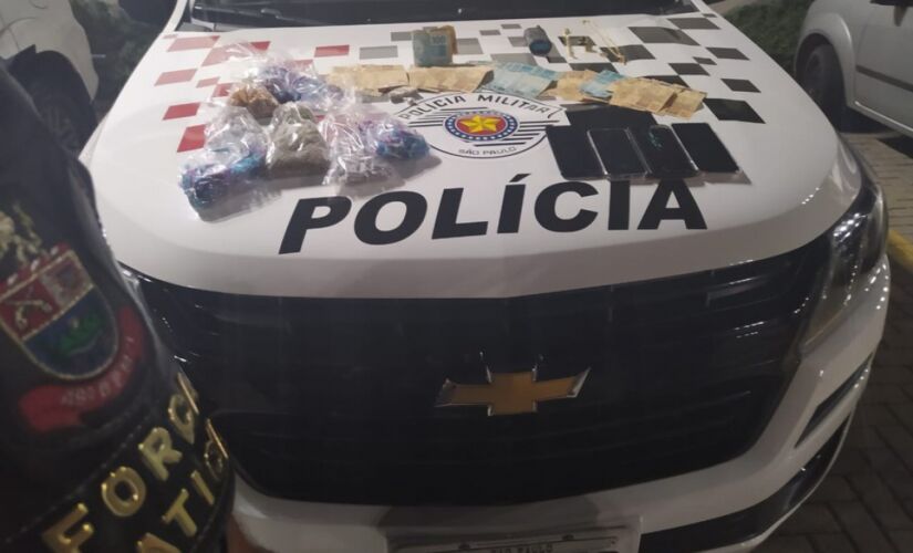 Mais de 500 pinos de cocaína foram apreendidos no Jardim São Camilo; dinheiro também foi apreendido 