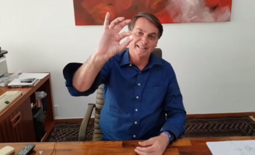 Bolsonaro tomando cloroquina