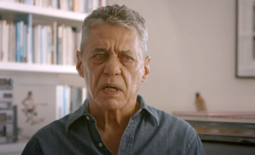 O cantor Chico Buarque é uma das personalidades que está apoiando o pedido de impeachment de Bolsonaro 