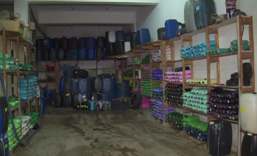 Um dos galpões com produtos de limpeza que usam cloro desviado da Sabesp