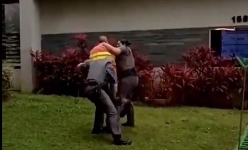 Homem é sufocado por policiais na zona oeste de São Paulo