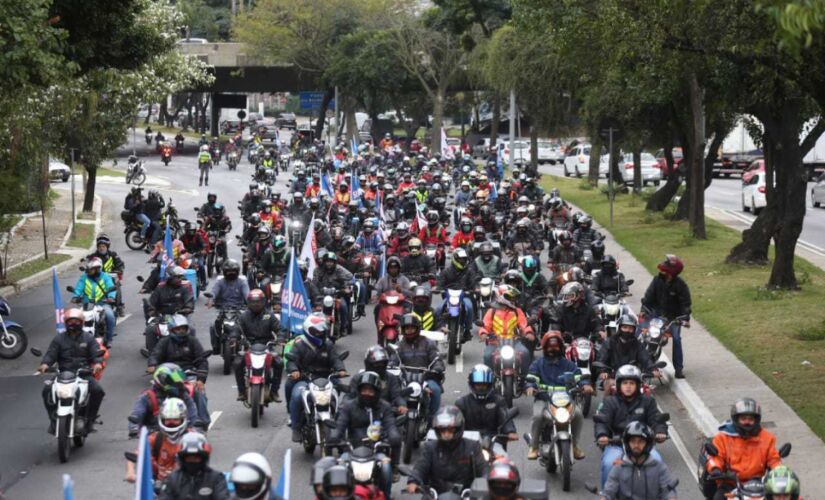Entregadores por aplicativo fazem protesto na Capital