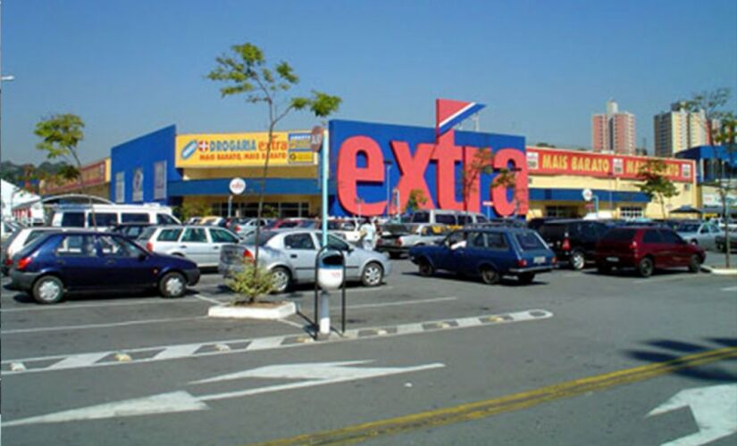 Hipermercado Extra fica na entrada da cidade, às margens da rodovia Régis Bittencourt