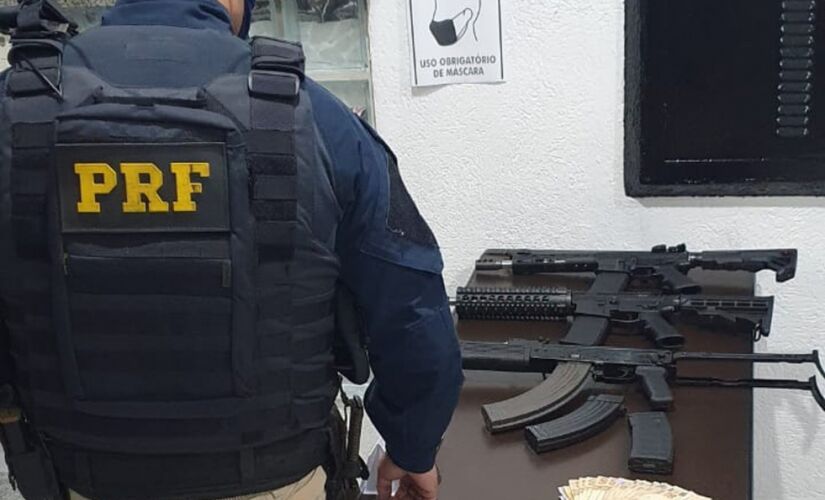 Armamentos foram apreendidos pela Polícia Rodoviária Federal (PRF) na quarta-feira