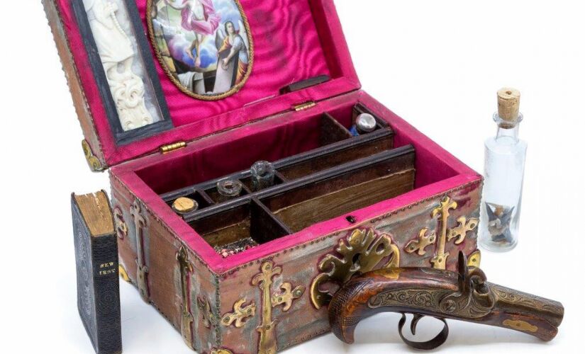 O kit de matar vampiros possui vários itens tidos como capazes de eliminar as lendárias criaturas, como crucifixos e uma Bíblia