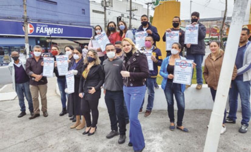 Comerciantes confeccionaram cartazes contra a cobrança da Zona Azul no Serraria