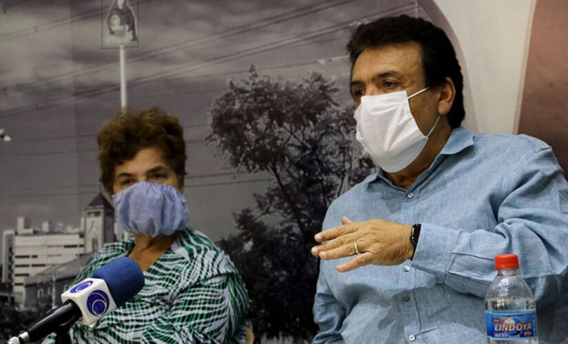 Prefeito Fernando Fernandes durante coletiva sobre as ações da prefeitura durante a pandemia de coronavírus
