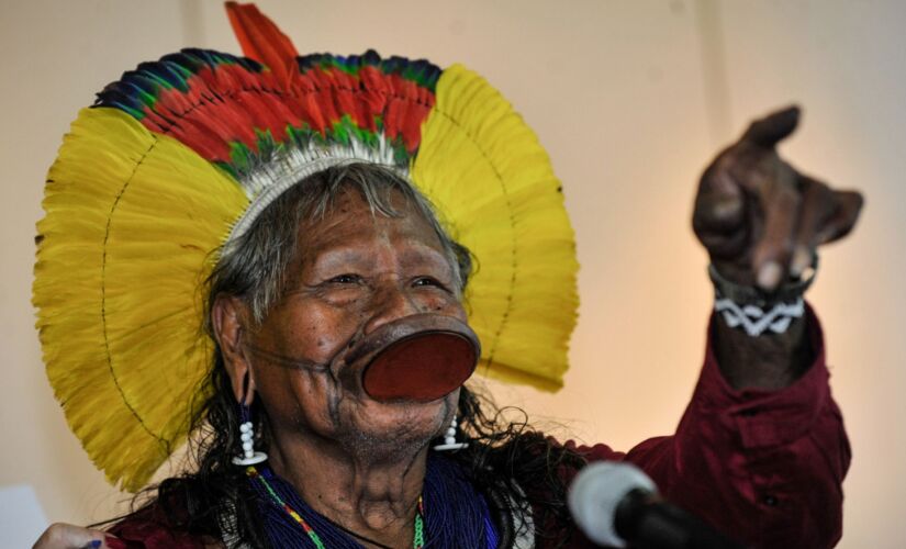 Cacique Raoni Metuktire, 89 anos, líder da etnia Kayapó,  e é conhecido pela defesa dos direitos dos povos indígenas