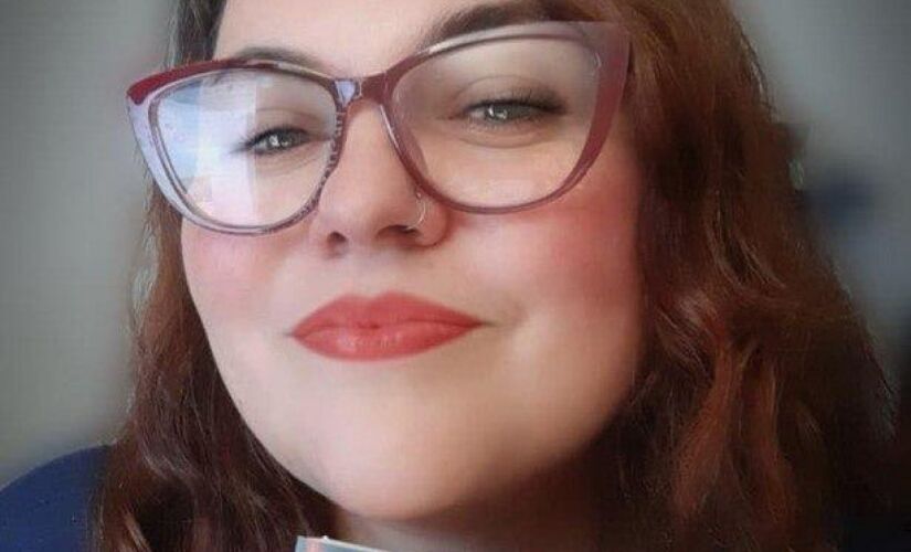 Fernanda Veiga com a capa do livro que relata suas mais difíceis experiências com a doença