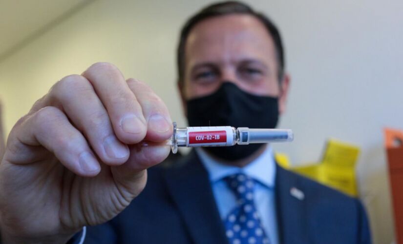 Jo&atilde;o Doria mostra uma dose da CoronaVac, em foto de arquivo