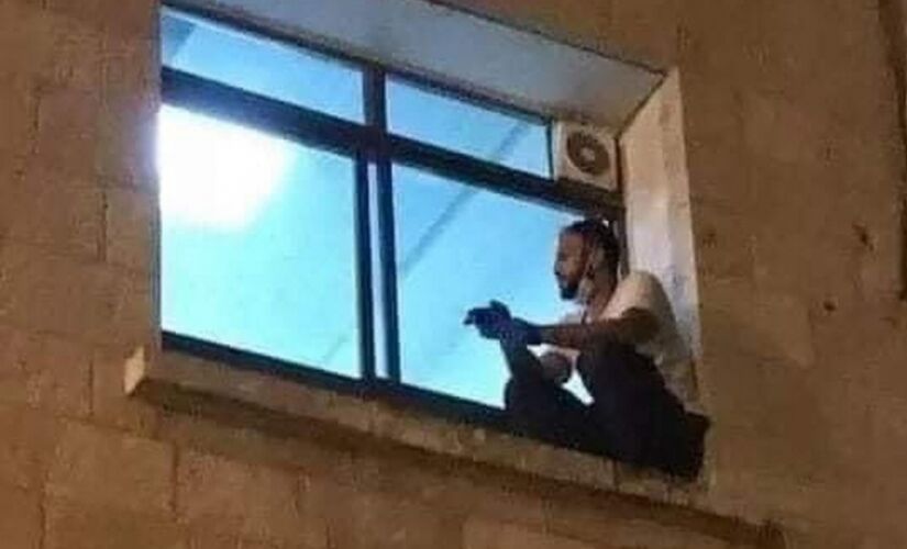 Homem chega até a janela para poder ver a mãe, internada com Covid-19