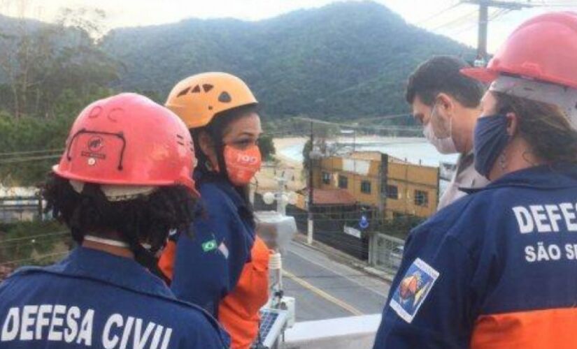 Equipe da Defesa Civil de São Sebastião, no litoral de São Paulo