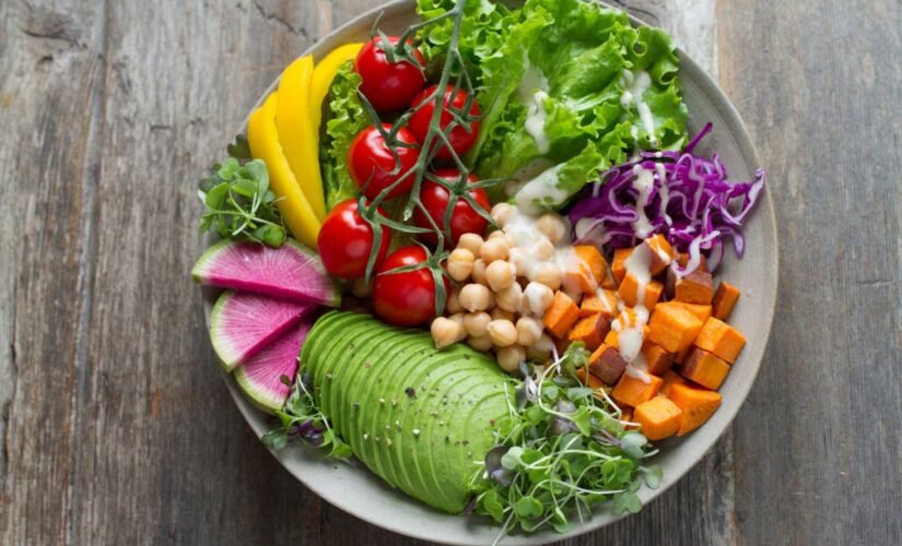A dieta varia muito de pessoa para a pessoa, mesmo porque cada uma tem um estilo de vida, tem objetivos diferentes, e doenças que exigem um cardápio específico