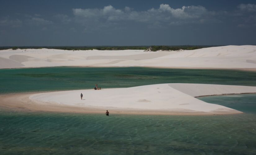 LEN&Ccedil;&Oacute;IS MARANHENSES: As piscinas naturais enchem os olhos, mas a reabertura obedece a algumas restri&ccedil;&otilde;es, como a redu&ccedil;&atilde;o em 55% no n&uacute;mero de visitantes e o distanciamento social na hora no banho nas piscina