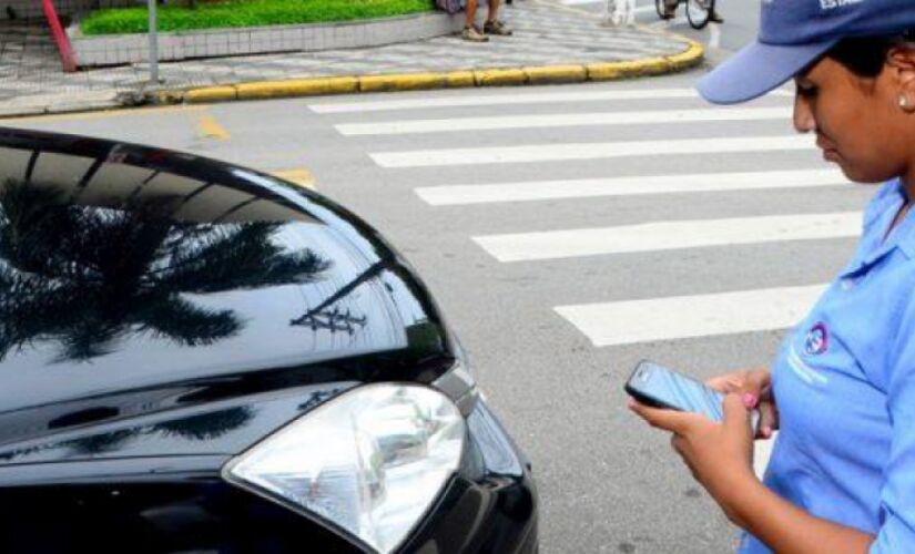 Monitora confere placa de carro após retorno das atividades