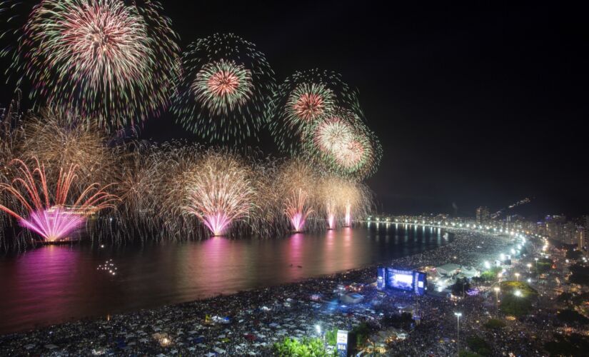 Queima de fogos em Copacabana na chegada de 2020; prefeitura estuda como será virada este ano