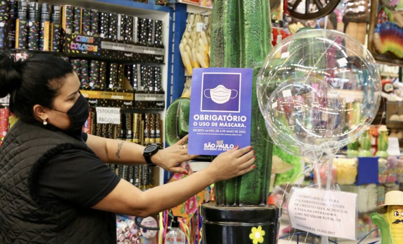 Agentes da Vigilância Sanitária, durante ação para conscientização do uso de máscaras na região da Rua 25 de Março, no centro da Capital