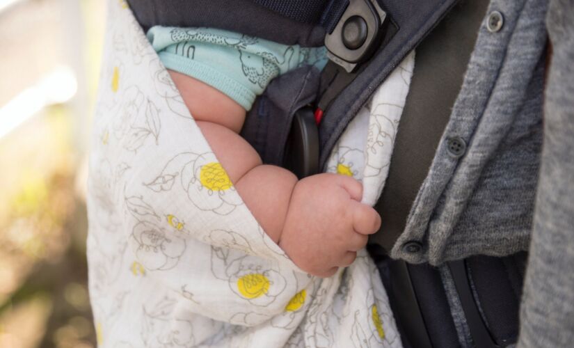 Cada criança deverá ter o limite de permanência no veículo de 1h durante trajeto casa/creche e será obrigatório o uso de bebê conforto