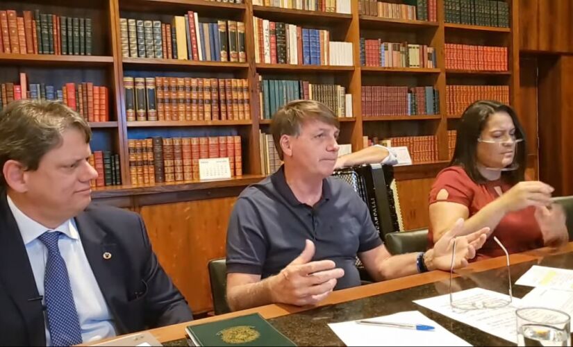 Durante uma live, Bolsonaro disse que est&aacute; com 'mofo no pulm&atilde;o' e relatou ter sentido fraqueza 