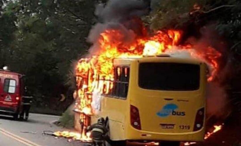 Ônibus fica em chamas quando transportava passageiros