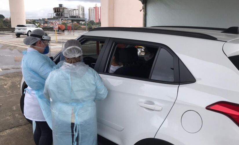Como é adotado o sistema drive-thru, apenas carros serão autorizados a entrar