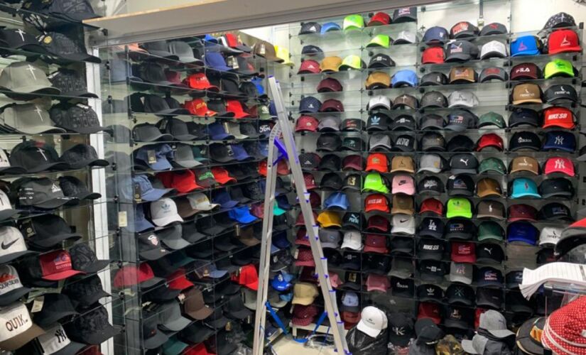Entre os produtos apreendidos estão bonés, camisetas, tênis, brinquedos e bolsas