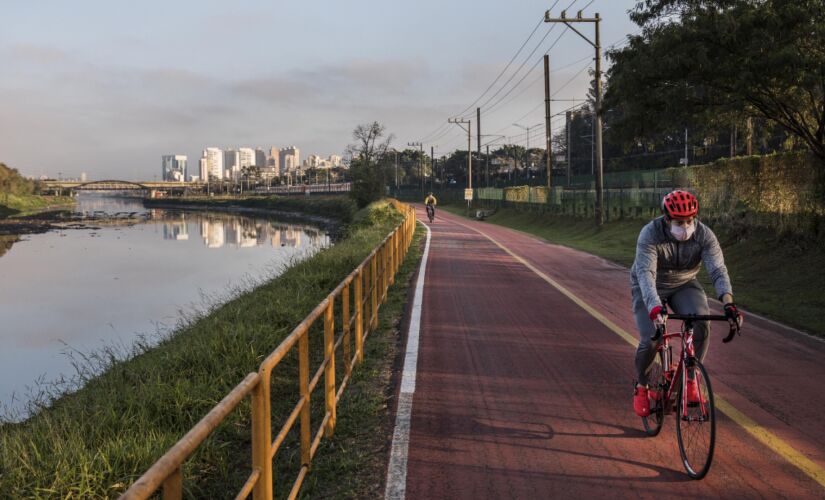 Ciclista pedala na ciclovia da marginal Pinheiros, no trecho Eusébio Matoso e Villa-Lobos
